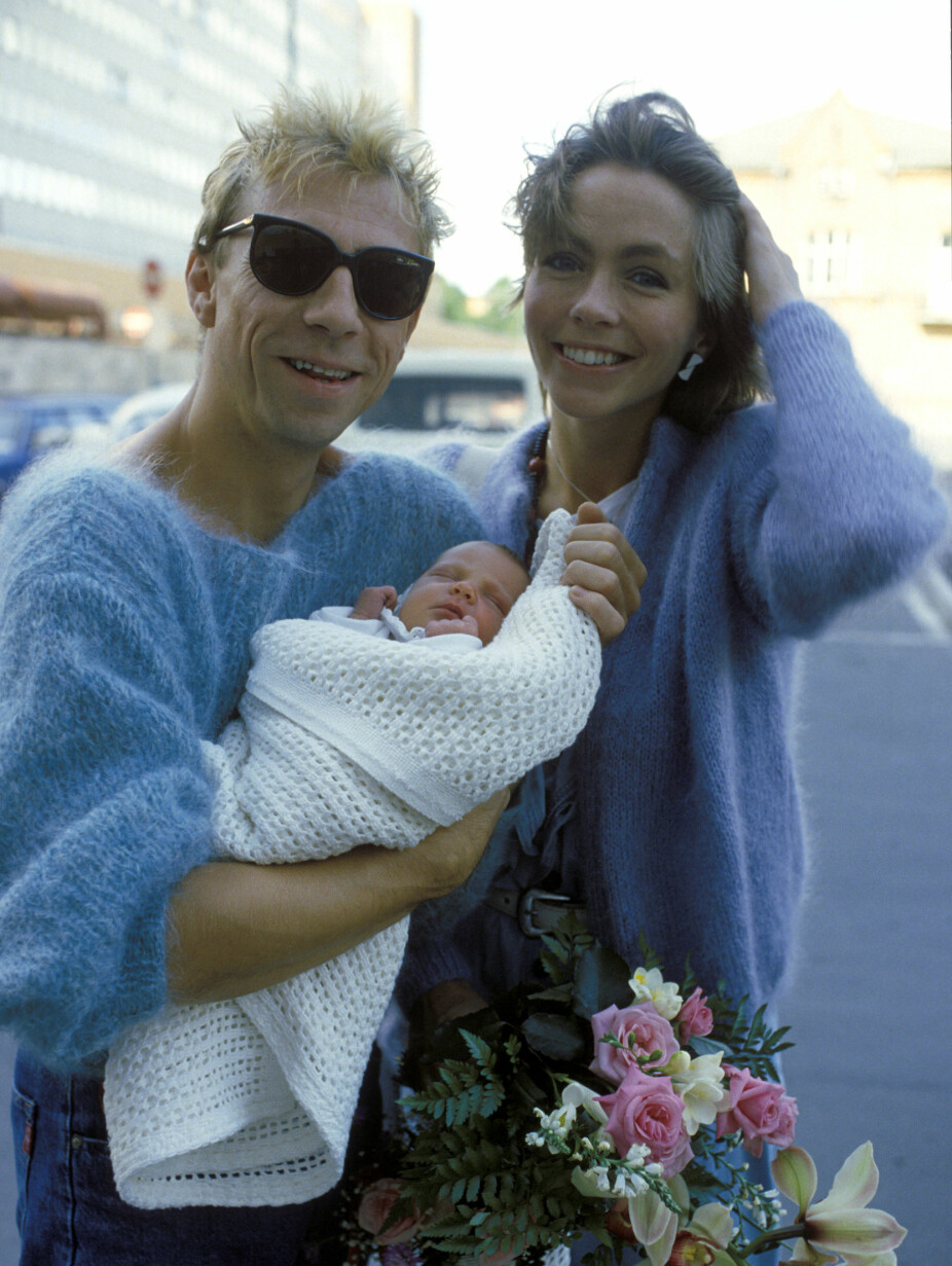 NYBAKTE FORELDRE: Jahn Teigen og Anita Skorgan sammen med sitt nyfødte barn, Sara Skorgan Teigen, utenfor Ullevål sykehus i Oslo 31. august 1984.