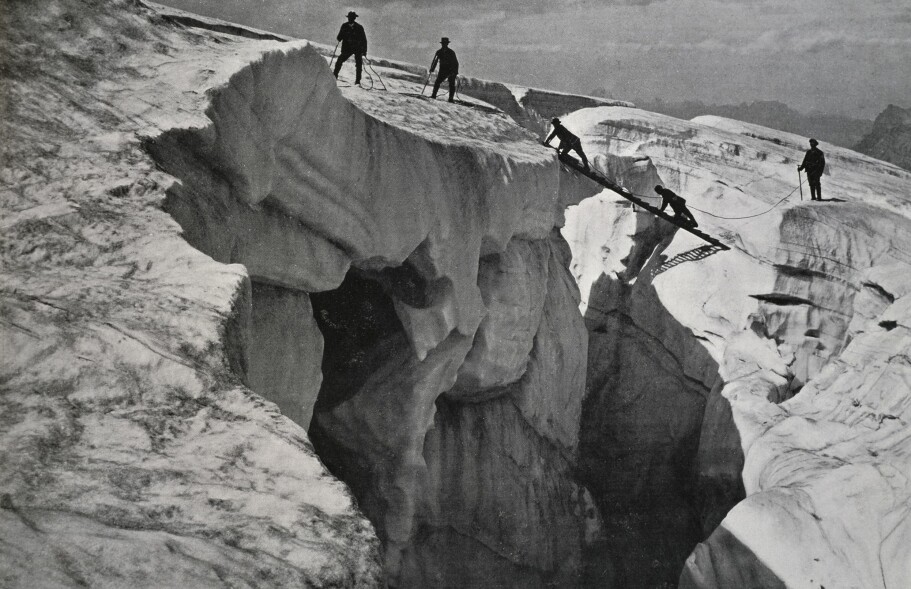 <b>MOUTAINERING:</b> Fjellklatrere på vei opp mot Mont Blanc i 1902.