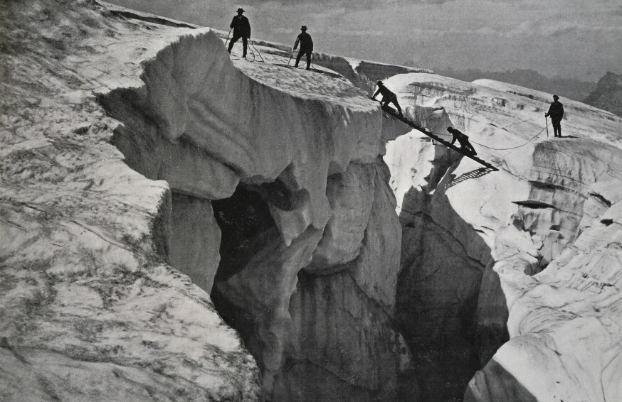 MOUTAINERING: Fjellklatrere på vei opp mot Mont Blanc i 1902.