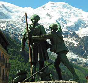 <b>DE FØRSTE:</b> Statuen av Saussure og Balmat som ser opp mot Mont Blanc. Like bortenfor står statuen av Paccard.