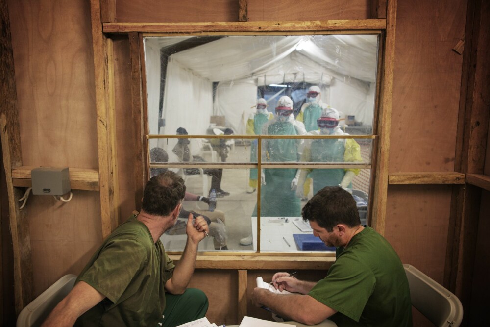 <b>EBOLAVAKT:</b> Norske leger bidro til å behandle pasienter for den fryktede ebolaepidemien og bidro til å begrense spredningen av den smittsomme sykdommen. Til venstre, Håkon Bolkan, lege ved St. Olavs hospital i Trondheim. 