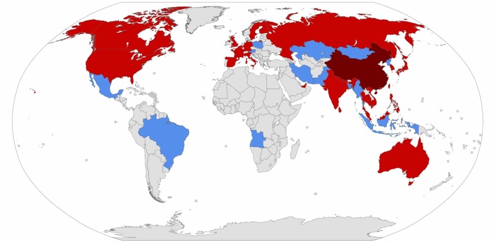 <b>UTBRUDD:</b> Spredningen av Korona-viruset rundt om i verden, slik det så ut 7. februar. Land i rødt har bekreftede tilfeller, land i blått har tilfeller man mener er Korona. Reiseaktivitet ser ut til å være en sentral årsak til spredning.