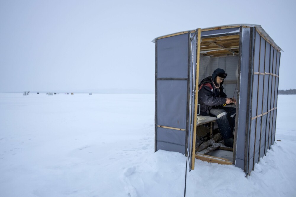<b>FORSVARER:</b> Sergej (63) har vært på isfiske i flere timer. Pensjonisten har jobbet 35 år i nikkelverket i Montsjegorsk, og han er veldig klar på at Nornickel tilfører samfunnet langt mer enn det ødelegger. Og fisken spiser han uten bekymringer.