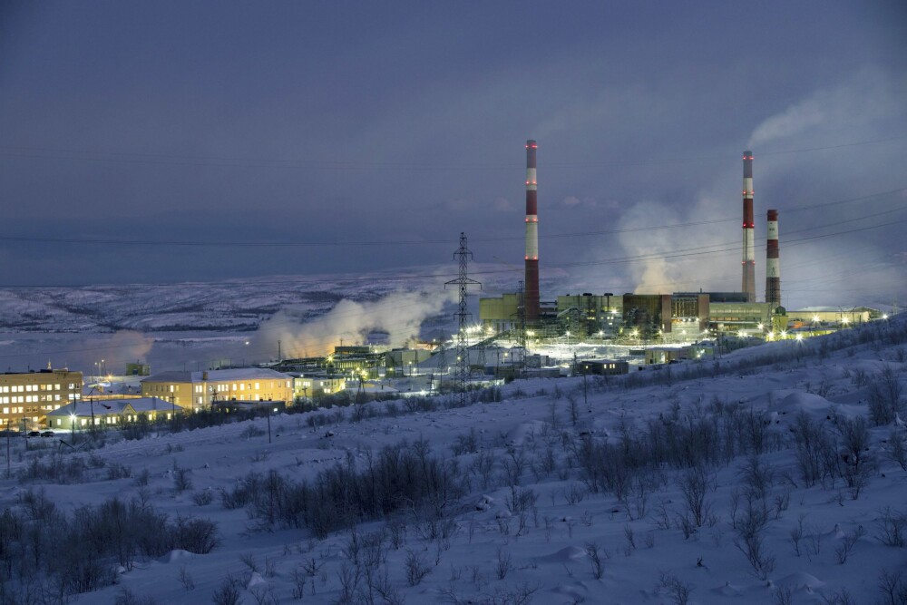 <b>DOMINERENDE SYN:</b> Nornickels anlegg i byen Nikel, slipper ut rundt 73 000 tonn svoveldioksid i året, mens Norges totale utslipp ligger på 15 000 tonn.