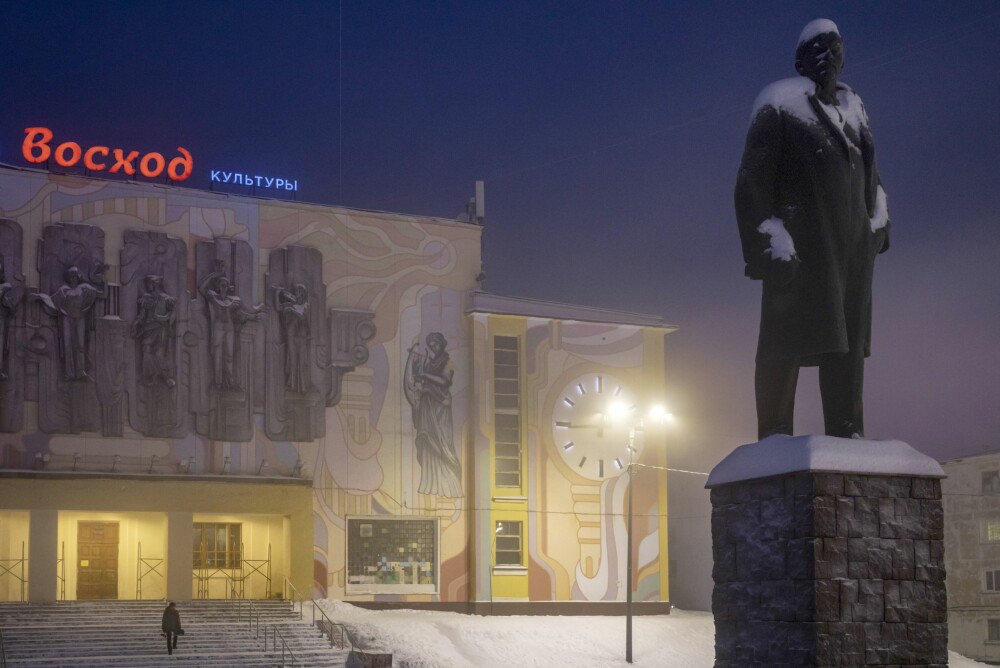 <b>LENIN HOLDER STAND:</b> På sokkel står Lenin på torget i Nikel og våker over byens innbyggere.