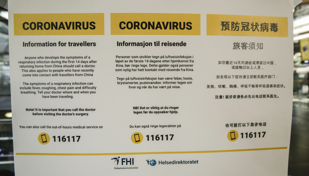 VIRUS-FRYKT: Plakat med informasjon om coronavirus henger på veggen i ankomsthallen på Oslo lufthavn Gardermoen.