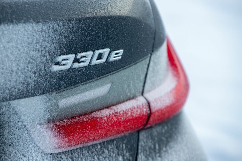 <b>BMW 330E:</b> Vi kjørte den bakhjuls­drevne versjonen i 2019, men nå er firehjulsdrevne xDrive-versjoner på plass. Den perfekte Norges-versjonen er Touring med stasjons­vogns­karosseri. Samme drivlinje som X3, med 292 hk. 