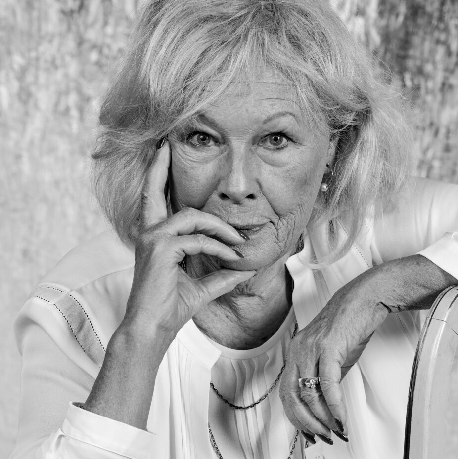 Skuespiller Lise Fjeldstad elsker å formidle. At hun er 80 år tenker hun ikke så mye over, hun jobber fortsatt fullt og har ingen planer om å gi seg.
