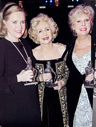 <b>Tre divaer:</b> Liv Ullmann, Wenche Foss og Lise Fjeldstad mottar Ibsen Centennial Award i 2006.