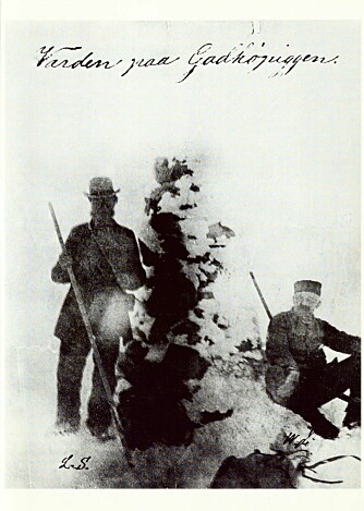 Lars Sulheim og William Fairbanks på toppen av Galdhøpiggen 15. august 1885. Bildet er hentet fra boken «Spiterstølen» og er trolig det første som ble tatt på toppen av Galdhøpiggen. 