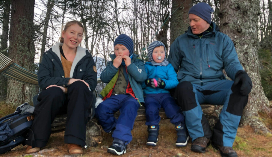 FAMILIETUR: Anita og mannen Simen med barna Håkon og Simen. Anita fødte begge barna etter at hun var 40.