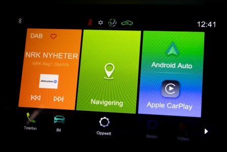 <b>MODERNE:</b> Betjeningsskjermen i midtkonsollen har blant annet Apple CarPlay og Android Auto. Ikke alt utstyr er like moderne.