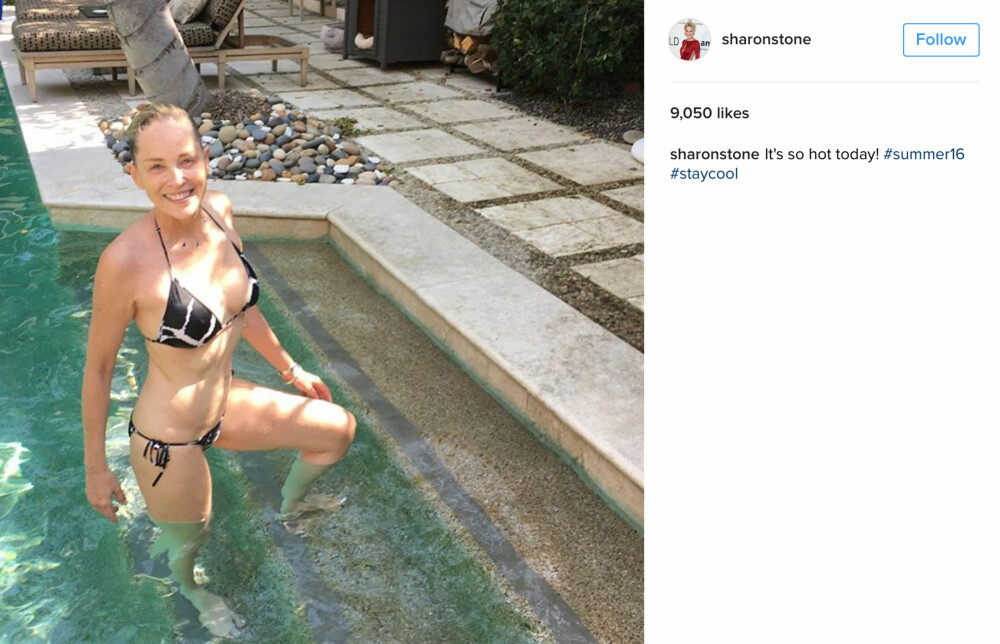 <b>HOLDER SEG GODT:</b> Her foto­grafert hjemme i svømme­bassenget 58 år gammel i 2016. Ikke rart at hun er blid.