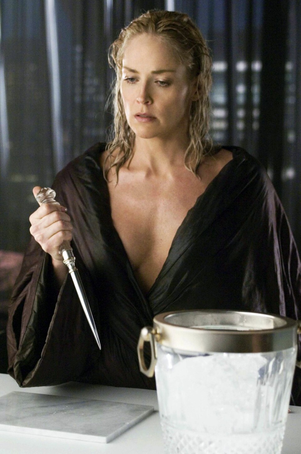 VAREMERKE: Sharon hugger is til drinkene både i «Basic Instinct» og som her i oppfølgeren «Basic Instinct 2». Skikkelig partytriks, det der.