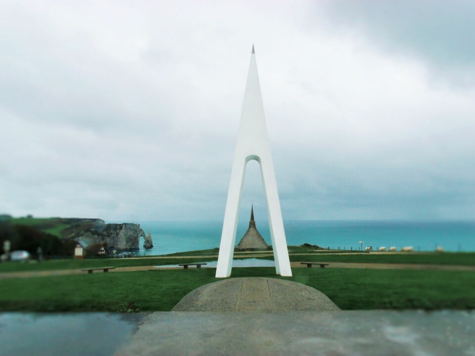 UT MOT HAVET: Dette monumentet peker mot himmelen på en klippe ved Étretat i Normandie. Her fant den siste sikre observasjonen av Den hvite fuglen sted.