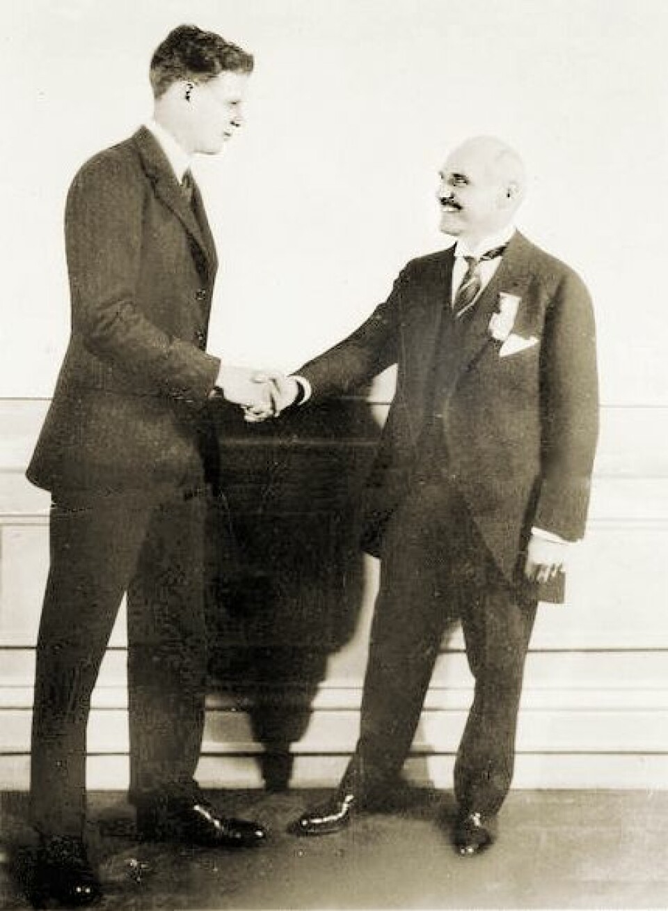 PRISPENGER: I åtte år jaktet flyvere på pengepremien til Raymond Orteig (til h.) før Charles Lindbergh som førstemann klarte å fly nonstop over havet.