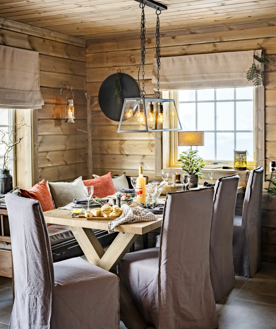 STILIG SPISEPLASS: Bordet er dekket med rustikt servise og tøyservietter. Både sittebenken og stolene er bruktfunn.