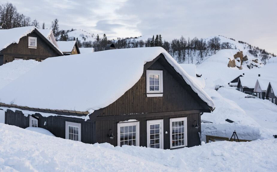 MYE SNØ: Det er store mengder snø på Rauland denne vinteren. Hytta ligger høyt i terrenget med en flott utsikt, men nå ser familien bare rett ut i snøen.