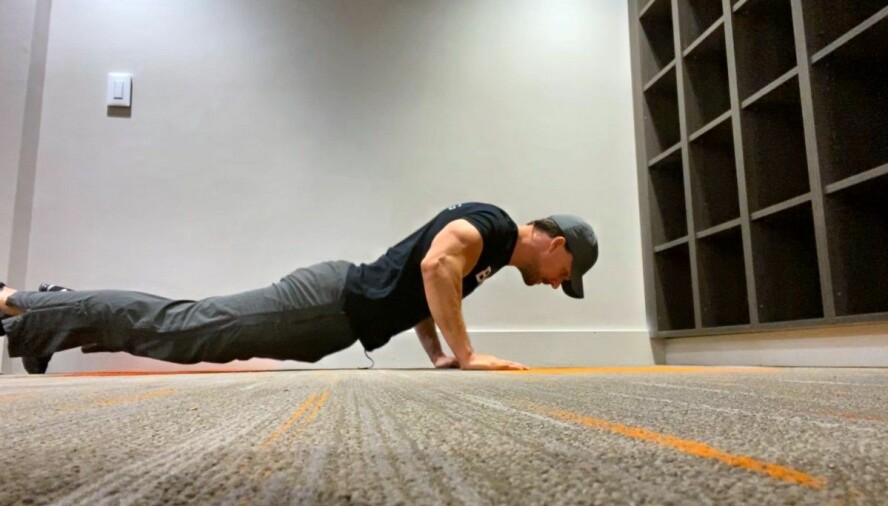 NEI: Det er ikek slik du skal utføre pushups.