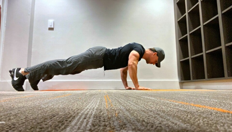 Riktig, du skal være rak i kroppen hele veien opp og ned.