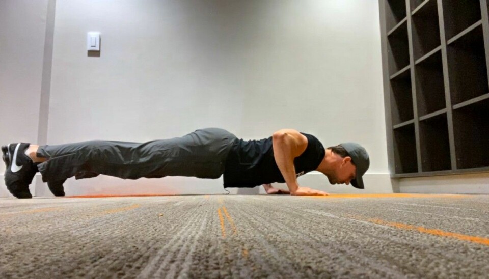 Slik skal du se ut i profil, der det kun er brystkassen som så vidt kan berøre underlaget.