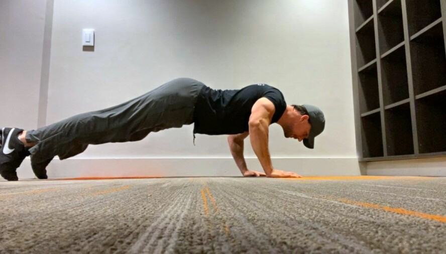 Rumpa skal ikke skyte opp i været, og det skal altså være en rett linje fra topp til tå.