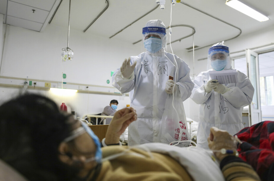 CORONAVIRUSET: Helsepersonell sjekker en pasient ved Jinyintan Hospital i Wuhan den 13. februar i år. Når har forskere kartlagt sykdomsforløpet til 191 pasienter ved dette sykehuset, samt Wuhan Pulmonary Hospital fra de første innleggelsene og frem til 31. januar i år.
