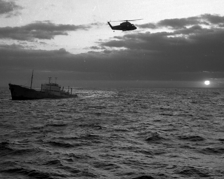 <b>SISTE REST:</b> Forskipet til Stolt Dagali holdt seg flytende, mens Kystvakthelikopteret fortsatte å søke etter overlevende.