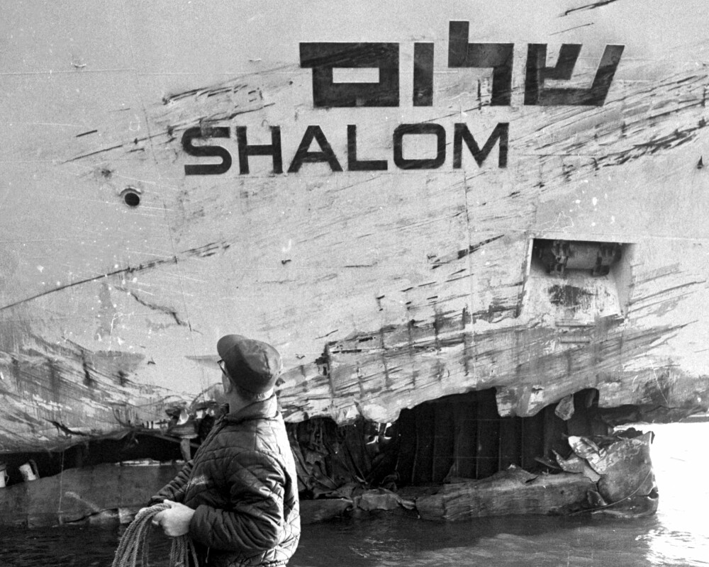 <b>TYDELIG SKADET:</b> Heller ikke SS Shalom kom umerket fra sammenstøtet. De isolerte skottene reddet henne fra å synke.