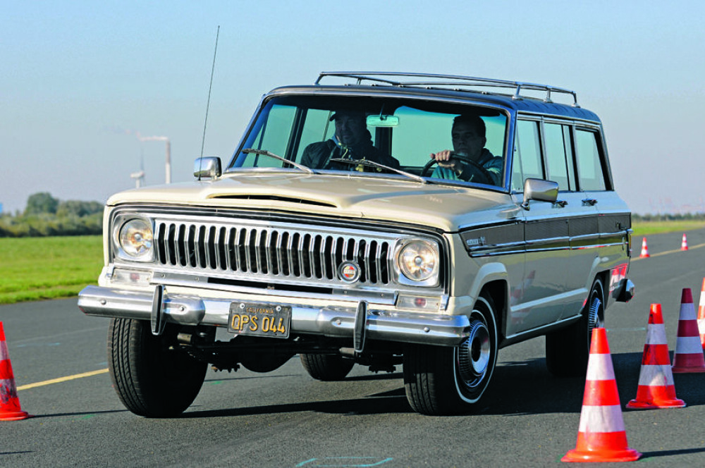 <b>JEEP:</b> Ramme, fordelingskasse, akslinger, bremser og karosseri fra A-stolpen og bakover kom fra en Jeep Wagoneer fra 1969. Modellen ble lansert i 1963. Forløperen til alle luksus-SUV-er (den kom sju år før Range Rover) ble produsert fram til 1991. Masse plass, super i terrenget, forferdelig servostyring fra Saginaw.