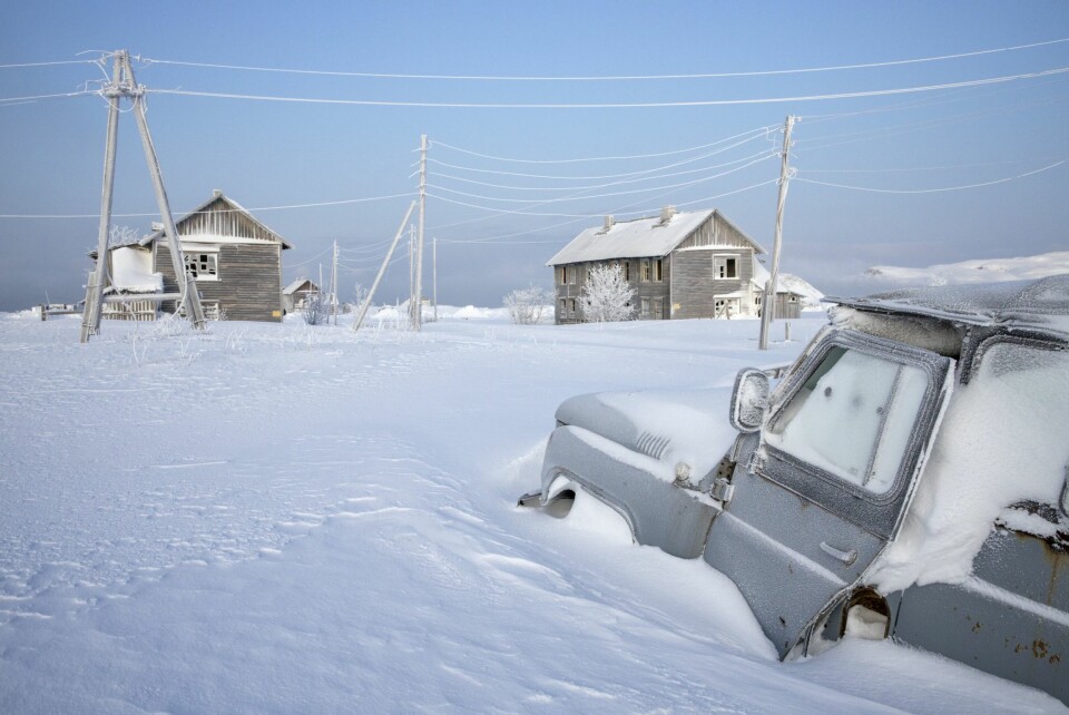 FORLATT OG POPULÆRT: Gamle biler og forfalne hus står i dyp snø og streng kulde. Teriberka er som fryst ned under 70-tallets Sovjet-tid. Men nå blomstrer byen igjen, og mottar flokker av dårlig kledde turister.