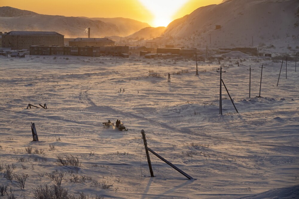 <b>TUR-ISEN:</b> Kinesiske turister blir kjørt med snøskuter til kysten av Barentshavet. Turen koster ca. 150 kr per person, og er en used­vanlig kald opplevelse om du ikke er kledd etter for­hold­ene. Da jeg gikk ut her, blåste det hardt og temper­aturen var nede i 26 minus.