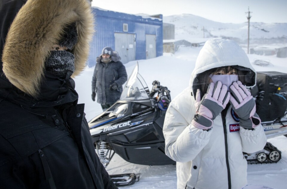 FROSTRERT: Shu (t.h) og hennes to venner fra Hongkong fryser så tennene hakker: − Vi opplever noe som er uendelig fjernt fra vår hverdag, nordlys, snø og kulde.