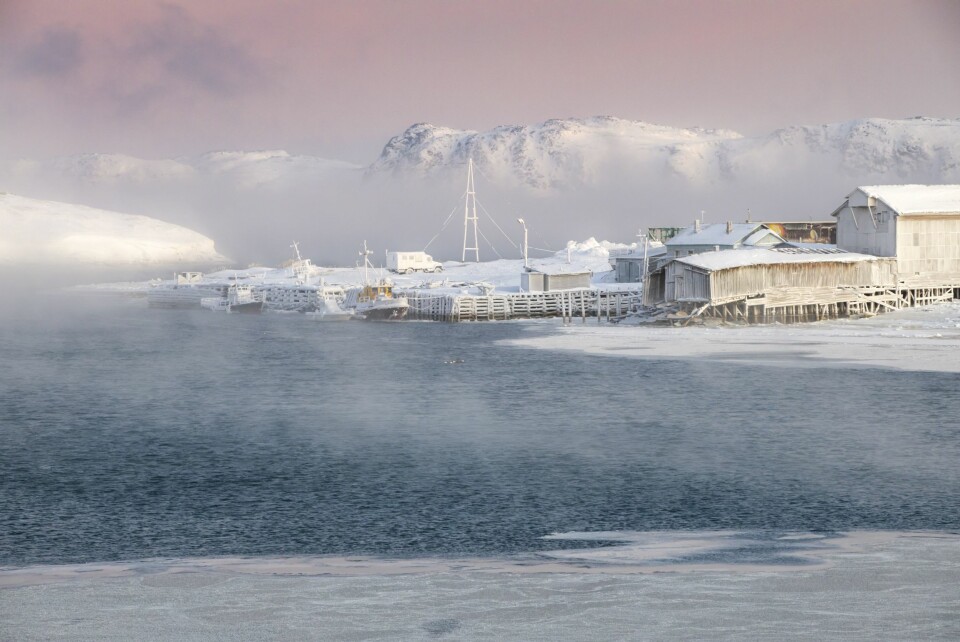 FASTFROSSET: Sentrum av Teriberka, 330 kilometer øst for Kirkenes. Noe eksotisk og fordums hviler over denne byen – særlig tidlig om morgenen før turistene har våknet.