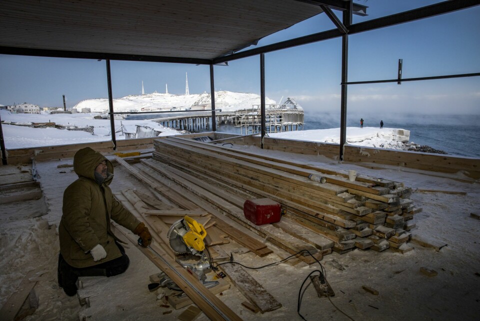 JOBBER FOR FAMILIEN LANGT SYD: Ulugbek fra Usbekistan arbeider med å utvide et av hotellene i Teriberka. Han sier usbekerne jobber for rundt halvparten av hva en russer hadde tjent på samme jobb.