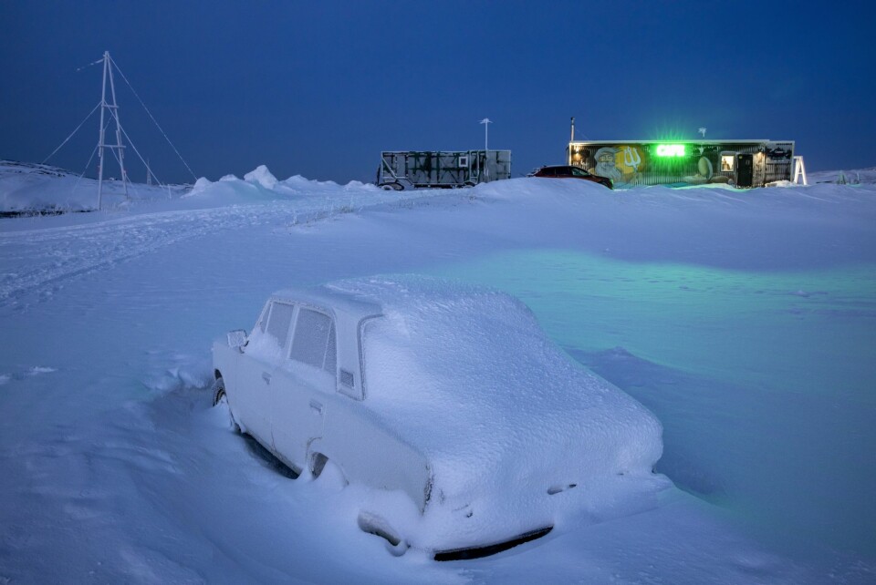 LADA OG LUNSJ: Med neonlys i den blå vinterkvelden reklameres det for en nybygget kafé i Teriberka.