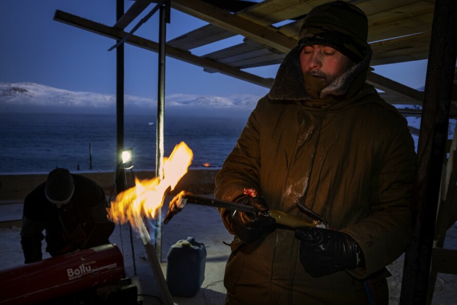 SENVAKT: Mørket legger seg tidlig så langt nord, men det hindrer ikke arbeiderne fra Usbekistan i å jobbe videre.