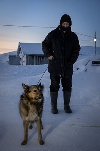 UT PÅ TUR: Nikolaj og hunden Check på tur i Teriberkas snøfylte verden.