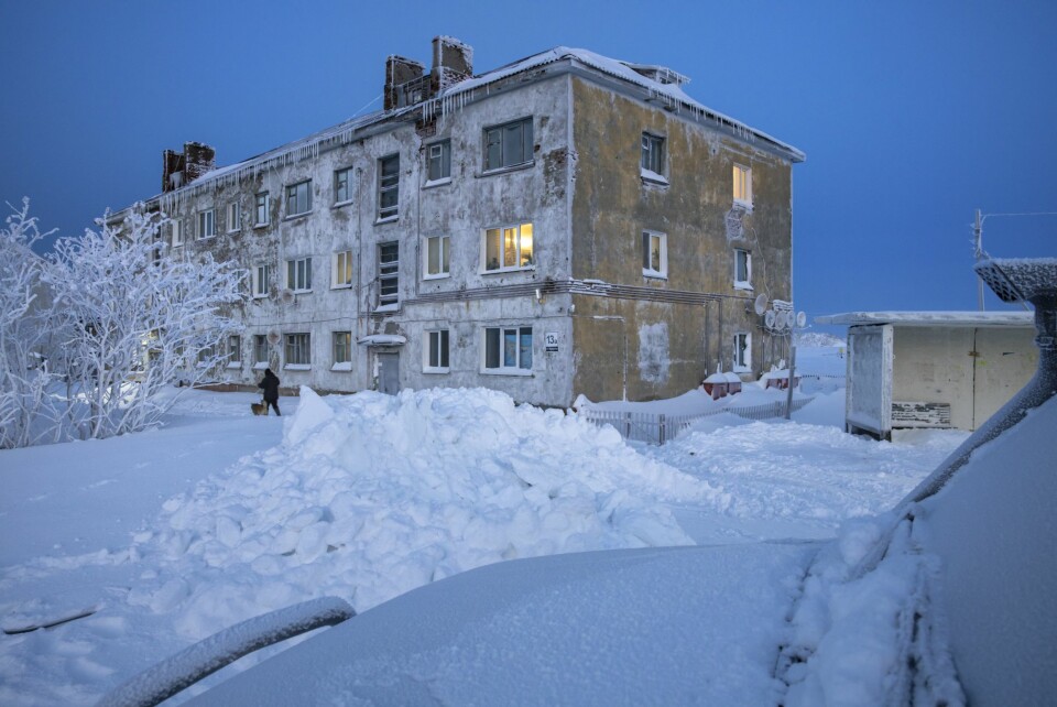 FÅ IGJEN: Nikolaj bor i denne bygningen sammen med noen få andre. I dag har Teriberka rundt 600 innbyggere, men flere av dem er nyinnflyttede. I denne bygningen bor derimot kun opprinnelige innbyggere – som Nikolaj.