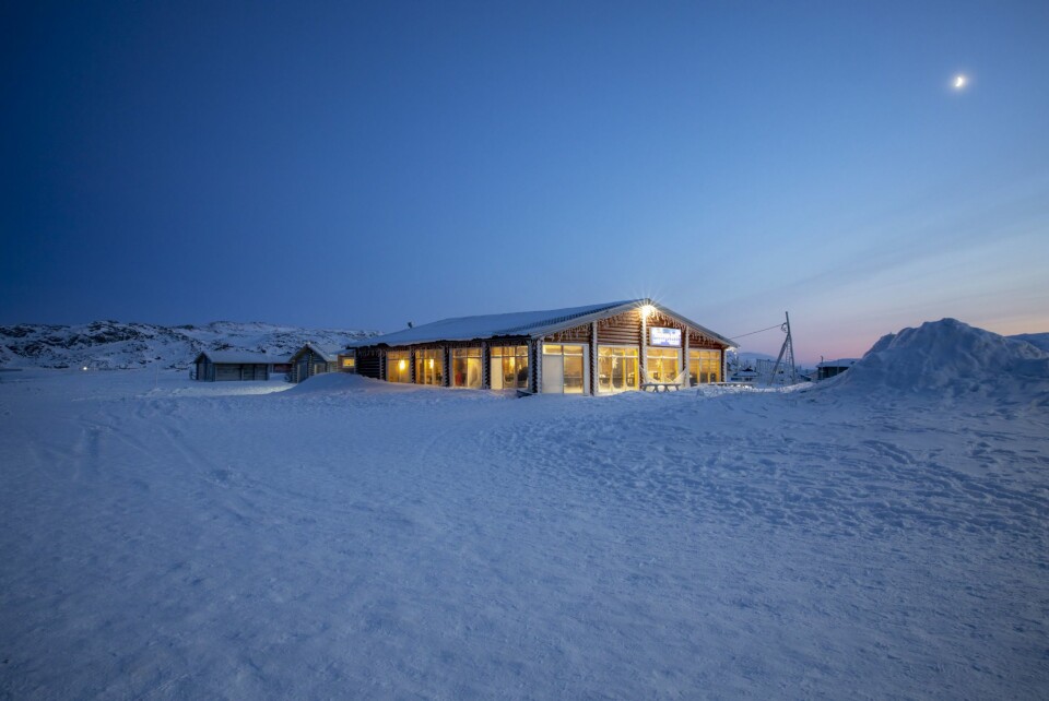 FOR TURISTER: Moderne bygninger med store vinduer har blitt bygget langs en strand i Teriberka slik at turistene kan sitte varmt og godt og nyte nordlyset. Men i sin iver etter å bygge hoteller og tjene penger, ble mange av de opprinnelige bygningene revet.