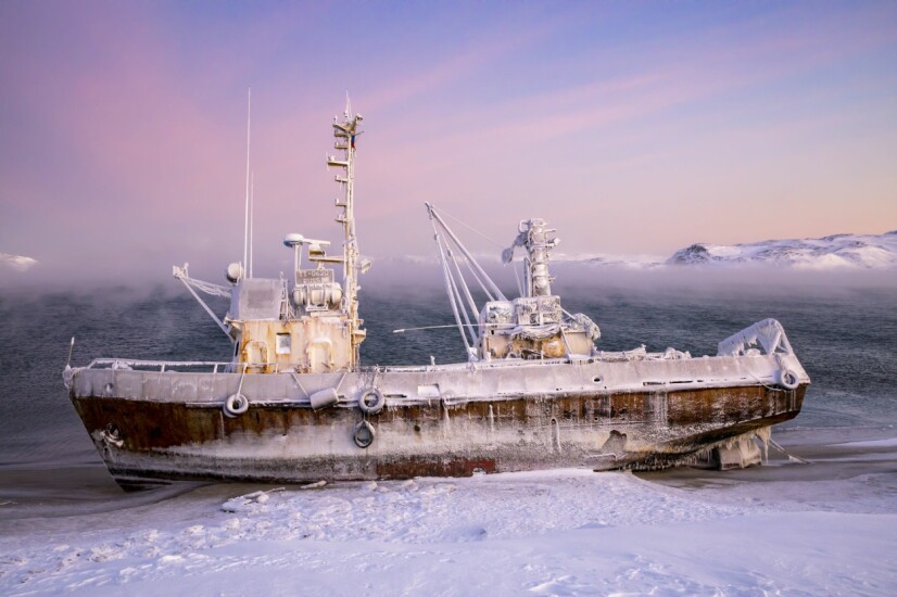 STRANDET: .Aner ikke om denne vil bli tatt i bruk igjen når isen går, men under mitt besøk lå den på stranda og forteller vel egentlig om fordums tider med rikt fiske og fiskekvoter som ikke enda hadde blitt solgt til store firmaer.