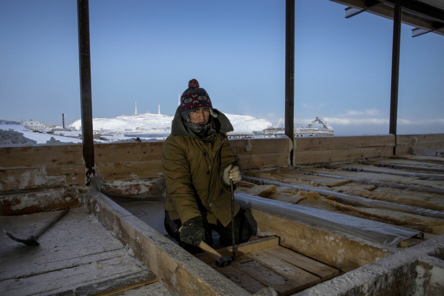 FRYSER: En av arbeiderne fra Usbekistan i arbeid. Med rundt 26 minus og sterk vind, tror jeg det blir kaldt når du er på jobb i ti timer. Men de påpekte at hvis de holdt seg aktive med arbeidet, klarte de å holde varmen. Dessuten fikk de lov å stikke inn på hotellet i ny og ne og varme seg.