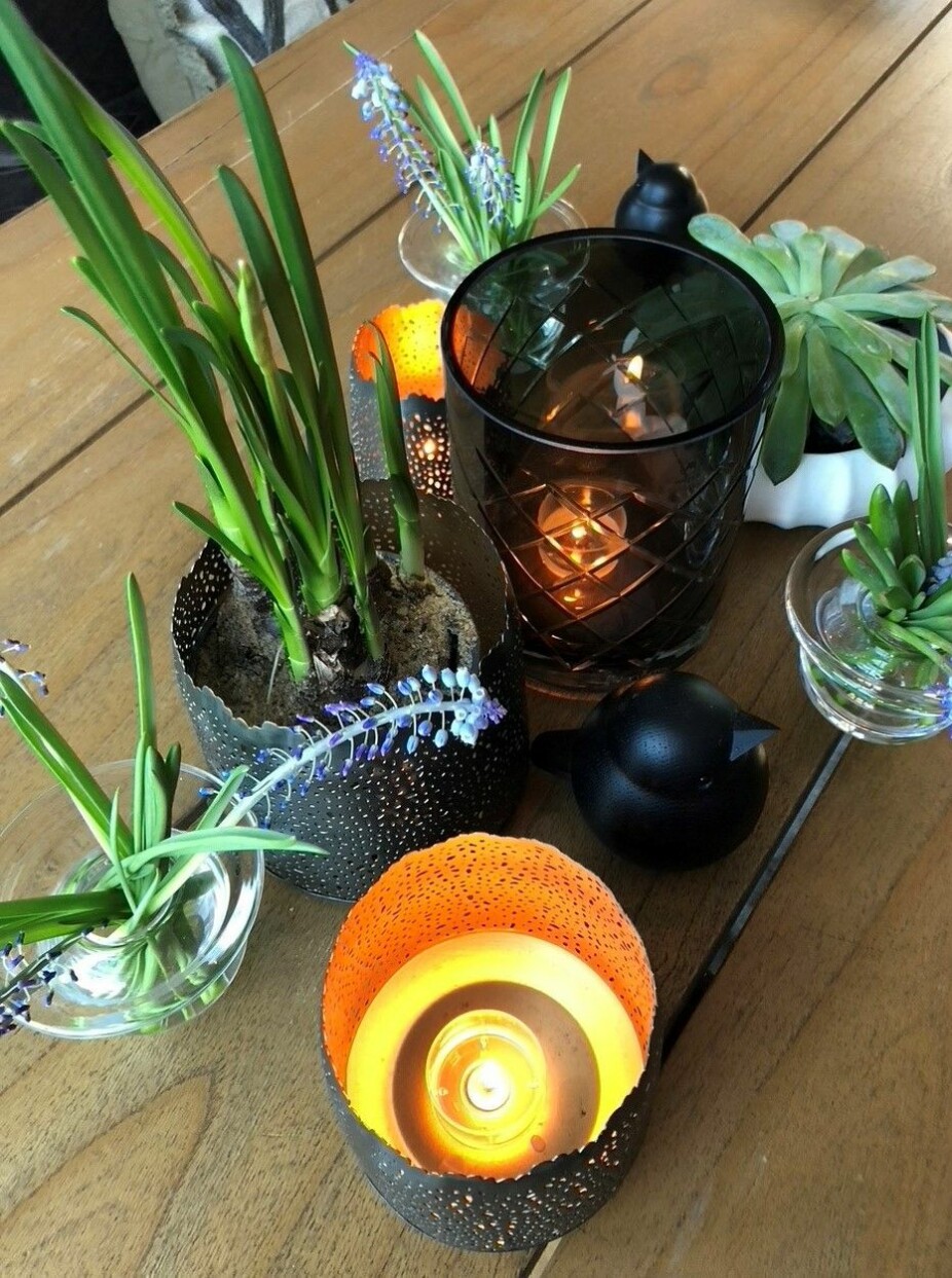 FIN DEKORASJON: Små vaser og telyslykter er med på å temme den store bordplaten.