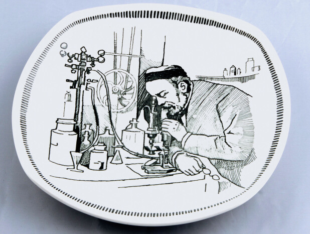 <b>KJEN­DIS:</b> Louis Pasteur ble ver­dens­kjent da han fant vak­si­nen mot hun­de­gal­skap. Her er han av­bil­det på et fa­jan­se­fat fra Stavangerflint. Foto Sver­res­borg Trøn­de­lag Folkemuseum