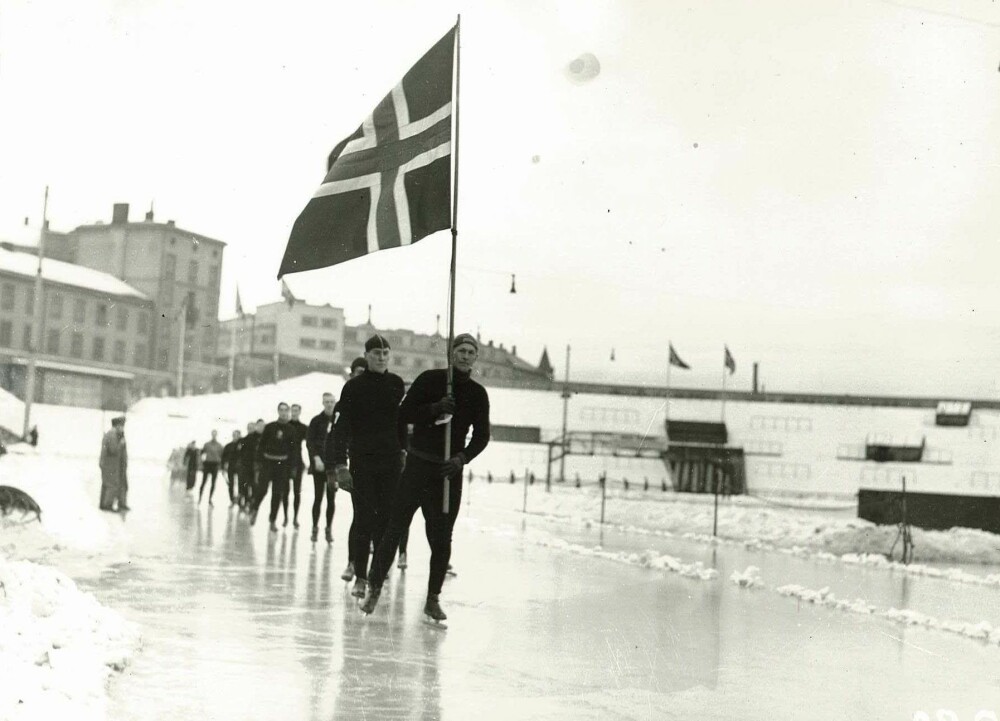 <b>GLATT OG GLISSENT:</b> Fra åpningen av et skøytestevne på Bislett 4. Januar i 1942. Tilskuerne glimret med sitt fravær. Noen av de mest profil­erte norske idrettsutøverne som konkurrerte i nazi-stevner var skøyteløpere.
