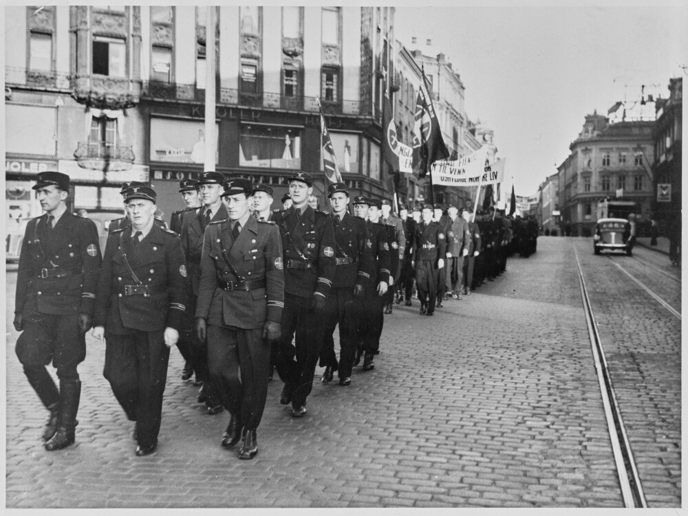 <b>RIKSHIRDEN:</b> Charles Hoff (til høyre i 2. rekke) ble et sentralt medlem av hirden, som leder av dets idrettsbevegelse. Her marsjerer han sammen med andre ledere av hirden på Karl Johan.