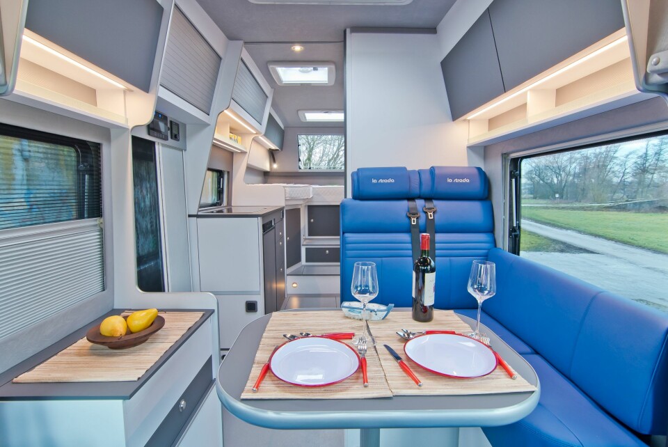 ROMSLIG: Og med uvanlig friske farger i et lyst og lekkert interiør.