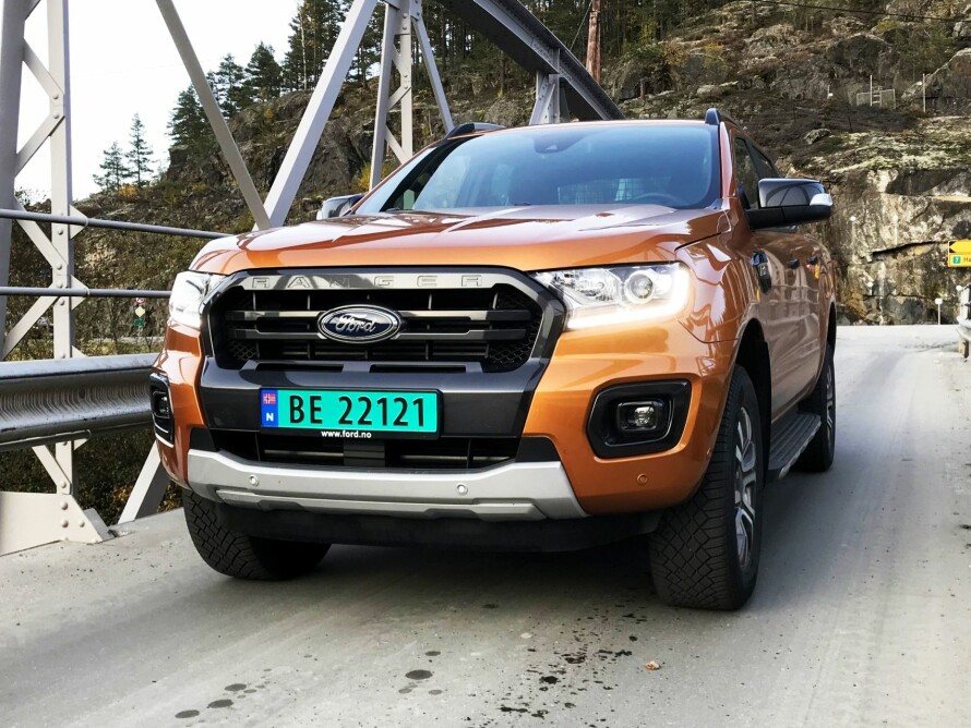 FACELIFT: Saber Orange-fargen er eksklusiv for Wildtrak-versjonen. Foran har både støtfanger og grill blitt fornyet. De mer påkostede versjonene, som Wildtrak har xenon hovedlys og LED-lys.