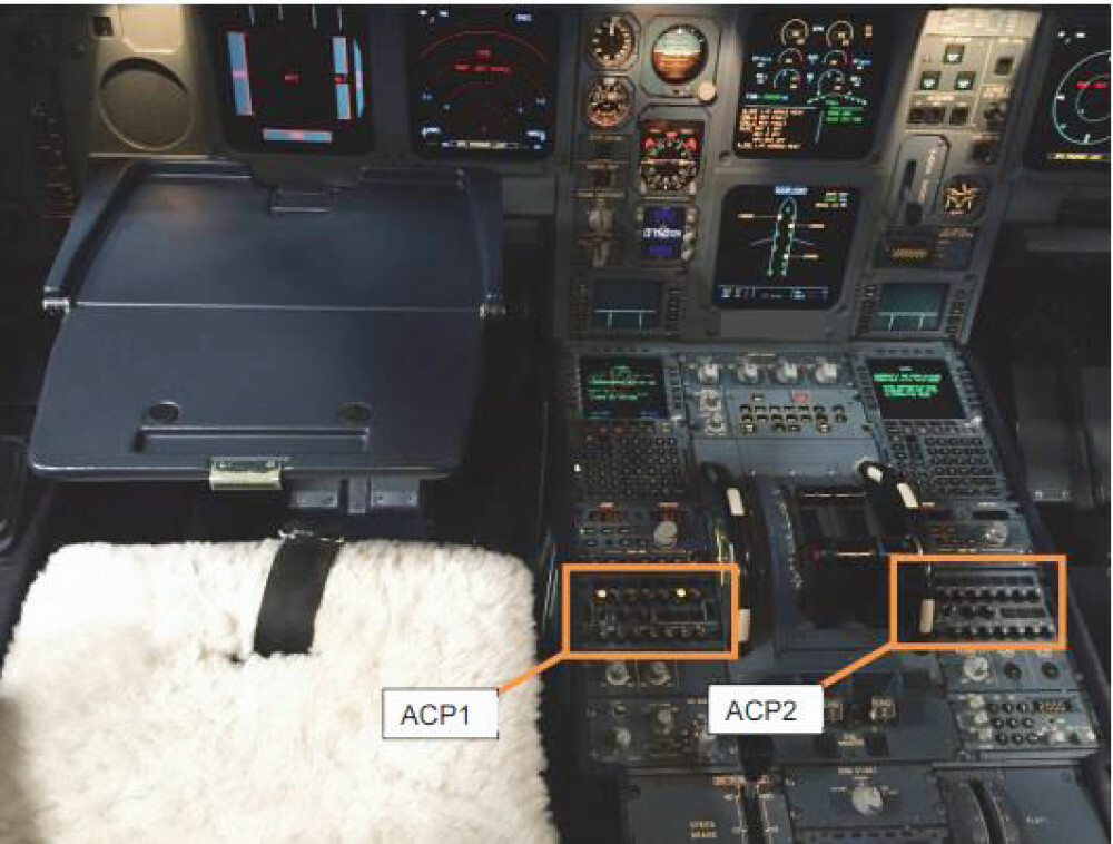 <b>KOPPHOLDERE:</b> Bildene fra den britiske hendelses­rapporten viser utformingen av midtkonsoll, spisebord og koppholdere på den angjeldende A330-maskinen som måtte snu over Atlanter­havet da tastaturet begynte å smelte.Foto: AAIB