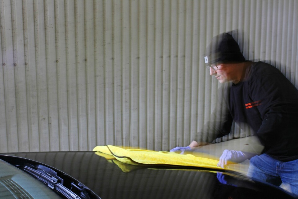 IKKE GNI FOR HARDT: Bilen tørkes til slutt med et nyvasket bilhåndkle. Våt bil drar til seg skitt.
